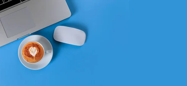 Вид Сверху Смартфон Кофе Голубом Фоне — стоковое фото