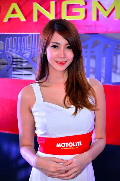 Γυναικείο Μοντέλο Μπαταρίας Αυτοκινήτου Motolite Στο Manila International Auto Show — Φωτογραφία Αρχείου