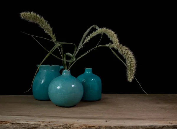 Vida Morta Com Três Vasos Azuis Orelhas Grão Uma Flor — Fotografia de Stock