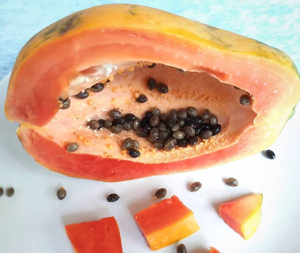 Orange Färg Färsk Papaya Hålls Vit Bakgrund Med Skurna Bitar — Stockfoto