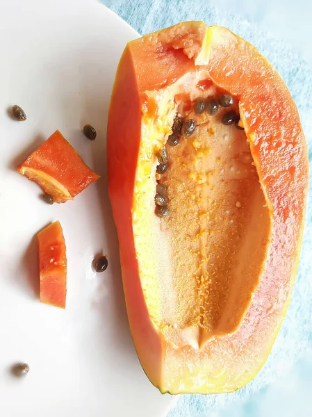 Pomarańczowy Kolor Papaja Świeża Trzymana Białym Tle Kawałkami Cięcia Bogate — Zdjęcie stockowe