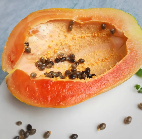 Narancs Színű Friss Papaya Félbevágott Fehér Háttérrel Gazdag Rost Vitamin — Stock Fotó