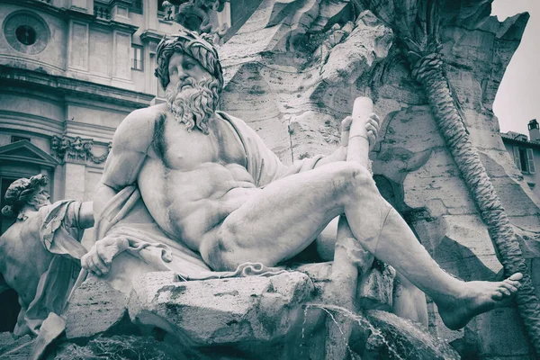 伯尼尼四河喷泉中的宙斯神雕像 — 图库照片