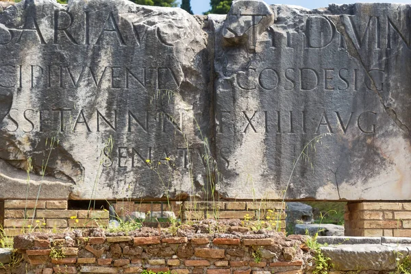Vanhan Kaiverruksen Sirpale Kiveen Forum Romanumissa Rooma — kuvapankkivalokuva