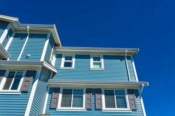 Neues Wohnhaus Strahlend Sonnigen Tag Auf Blauem Himmelshintergrund — Stockfoto