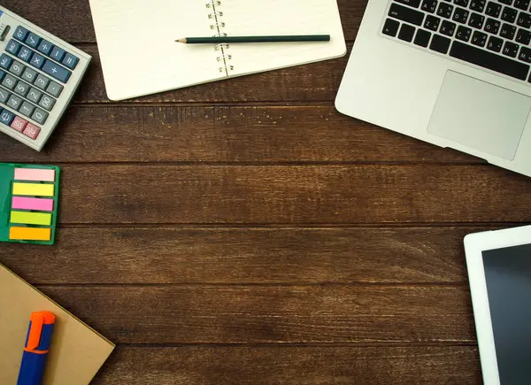 Çalışma masasının üst görünümü