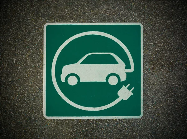 Znak Stacji Ładowania Pojazdów Elektrycznych Znak Fakturze Asfaltowej — Zdjęcie stockowe