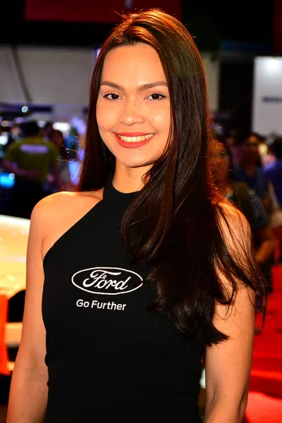 パサイのマニラ国際自動車ショーでフォード女性モデル — ストック写真