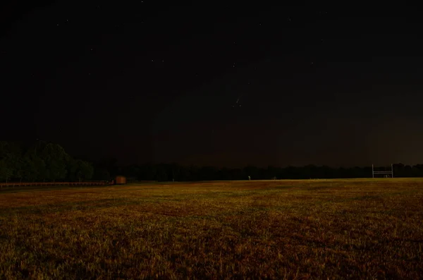 彗星新鹰在夜空中与来自美国弗吉尼亚的恒星 — 图库照片