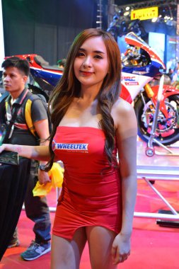 Pasay, Filipinler 'deki Inside Racing Motor Bisiklet Fuarı' nda kadın model.