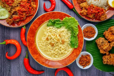 Acılı şehriye çorbası, mutfak fotoğrafı. 