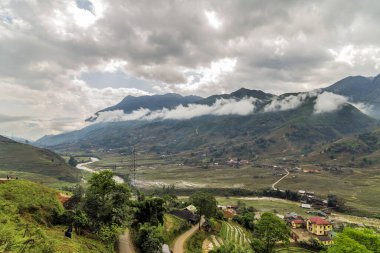 Pirinç tarlası terasları. Bulutlardaki dağ manzarası. Sapa, Lao Cai Eyaleti, Kuzeybatı Vietnam