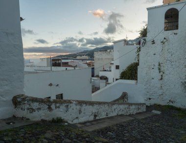 Santa Cruz De La Palma, La Palma Adası, Kanarya Adaları 'nın merkezinde eski, beyaz duvarları olan eski taş merdivenler.