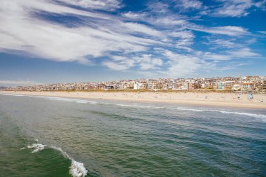 Manhattan Plajı ve bulutlu gökyüzü 