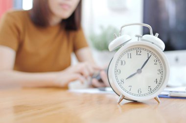 Masaya yerleştirilmiş bir saat.