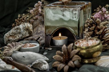 Karanlıkta yanan mum aromalı yağ lambasıyla güzellik kompozisyonu 