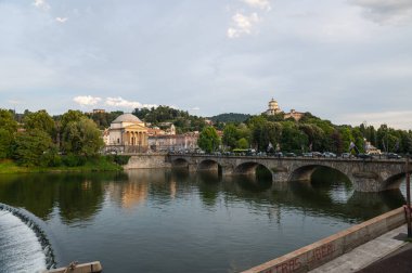 Torino, Piedmont, İtalya. Temmuz 2020. Harika akşam manzarası