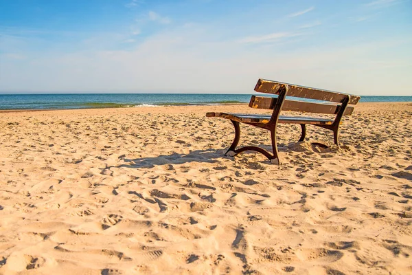 青空とバルト海の孤独なビーチのベンチ — ストック写真