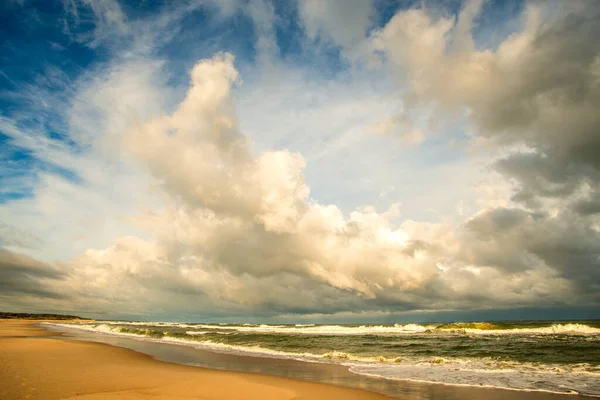 波罗的海荒凉的海滩 多云的天空 — 图库照片
