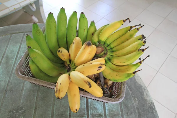 香蕉在桌子背景上成组成熟 — 图库照片