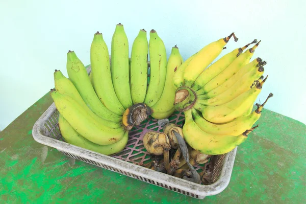 Los Plátanos Maduran Grupos Sobre Fondo Mesa —  Fotos de Stock
