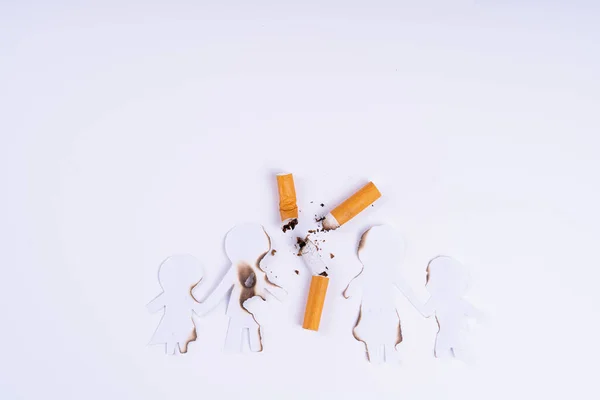 Découpe Papier Membres Famille Détruits Par Des Cigarettes Sur Dos — Photo