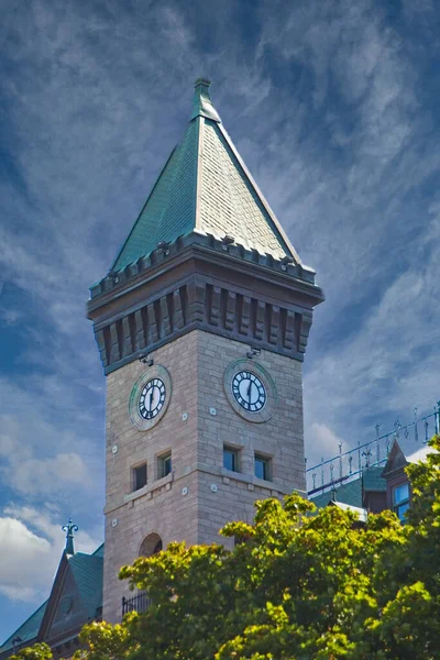 Torre Relógio Edifício Pedra Com Telhado Verde — Fotografia de Stock