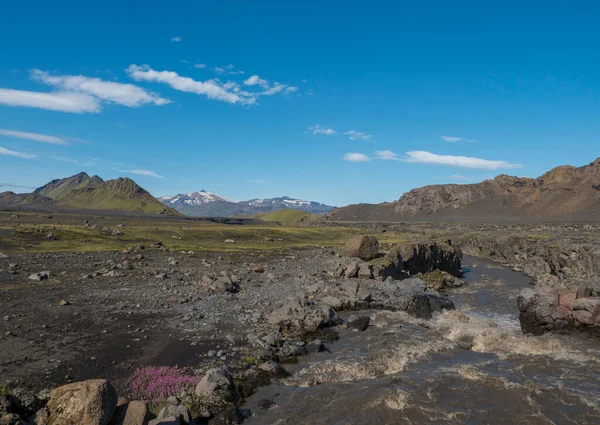 冰岛风景秀丽 有Innri Emstrura河峡谷 观光性强的冰川山脉和绿山 Fjallabak自然保护区 夏日蓝天 — 图库照片