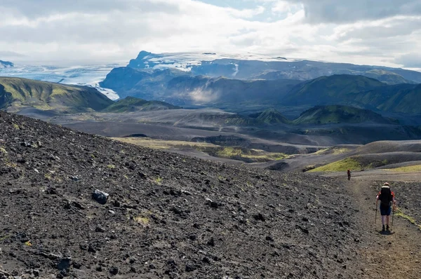 Paisaje Del Desierto Lava Islandesa Con Glaciar Tindfjallajokull Dos Excursionistas —  Fotos de Stock