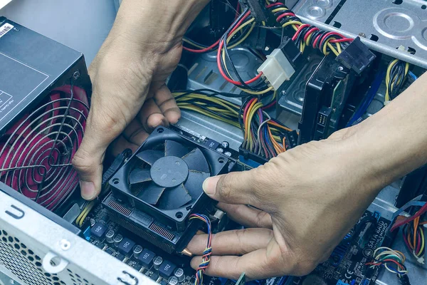 Technicus Computer Repareren Cpu Reiniging Voor Het Computerservice Centrum — Stockfoto