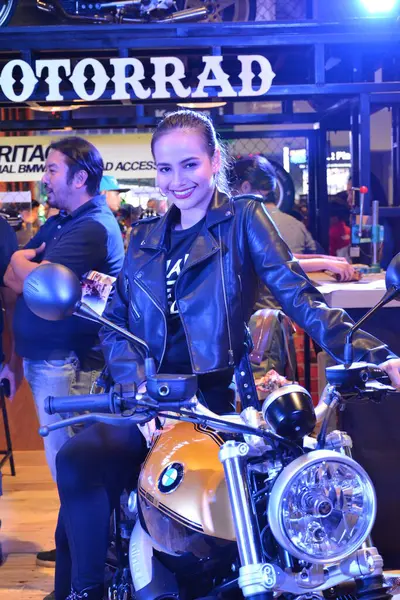 Bmw Motorrad Weibliches Modell Auf Der Makina Moto Show Pasay — Stockfoto