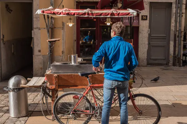Rowerzysta Zatrzymuje Się Przy Wózku Jedzeniem Lyonie — Zdjęcie stockowe