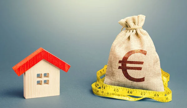 家とユーロのお金袋 不動産評価 公正な価格 建物の維持管理 住宅ローン 建設及び修理のための費用の計算 — ストック写真