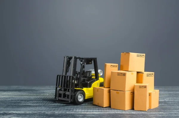 黄色いフォークリフトのトラックおよび段ボール箱 輸送ロジスティクスインフラ 輸出商品の配送 貨物貯蔵 貨物の船積み 小売り — ストック写真