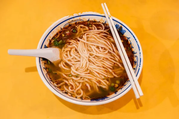 Pittige Ramen Noodle Soep Een Mooie Kom — Stockfoto
