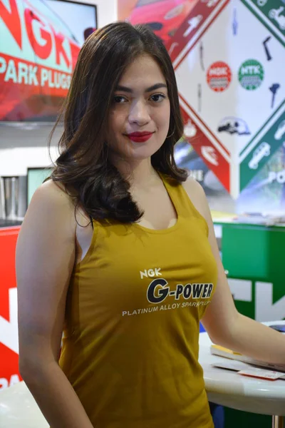 Γυναικείο Μοντέλο Μπουζί Ngk Στο Manila International Auto Show — Φωτογραφία Αρχείου