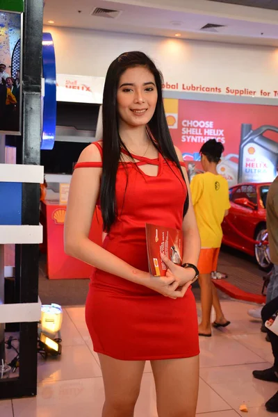 Θηλυκό Μοντέλο Shell Helix Στη Manila International Auto Show — Φωτογραφία Αρχείου