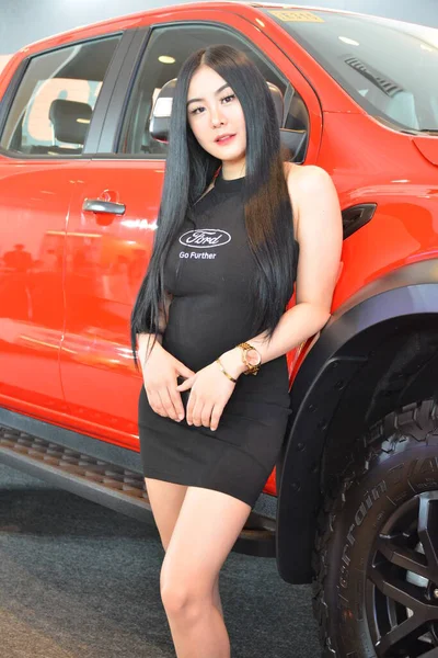 在马尼拉帕萨伊国际车展上福特女模特 — 图库照片