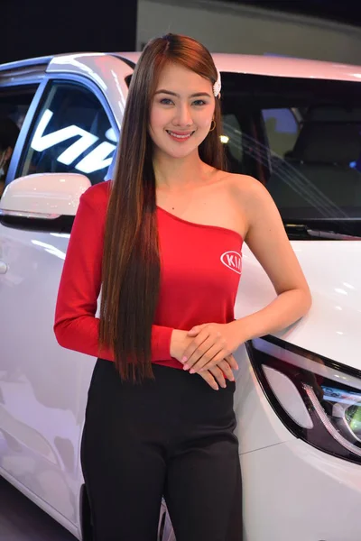 马尼拉国际车展的Kia马达女模特 — 图库照片