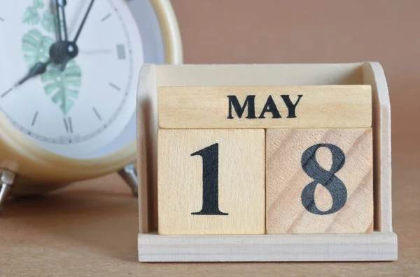 Witte Klok Houten Kalender Met Datum Mei — Stockfoto