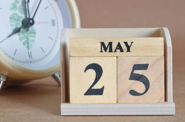 Witte Klok Houten Kalender Met Datum Mei — Stockfoto