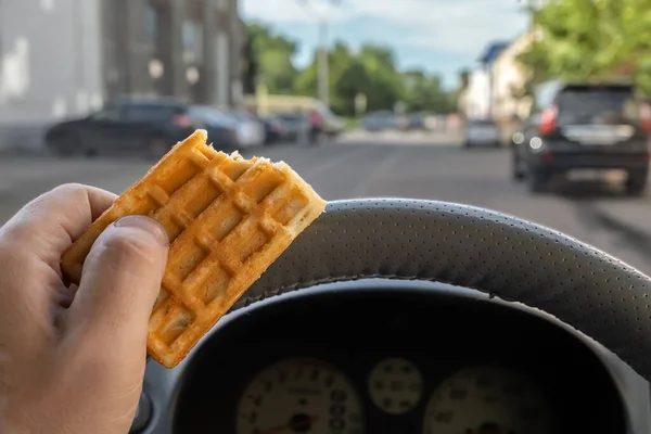 Comida Biscoitos Mão Motorista Carro Enquanto Dirige Cidade — Fotografia de Stock