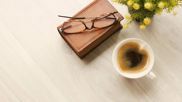 Eine Tasse Kaffee Und Ein Buch Auf Dem Holztisch — Stockfoto