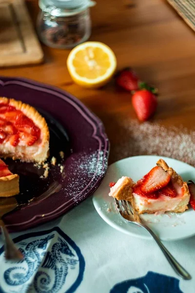 フレッシュフルーツとストロベリーチーズケーキ — ストック写真