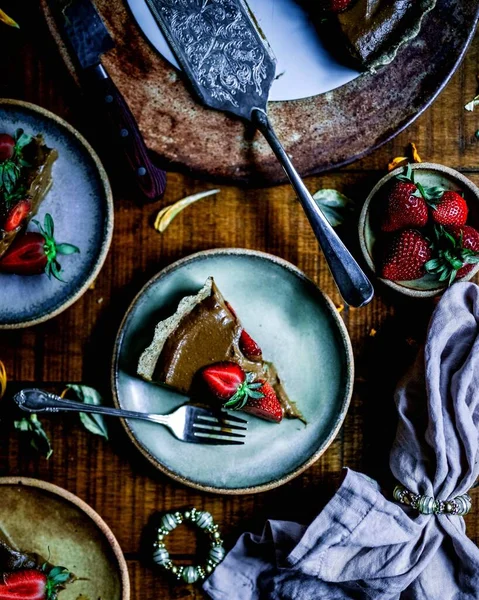 フレッシュストロベリーとエレガントなケーキ — ストック写真