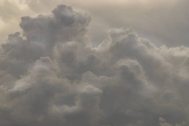 Güneşin ışığıyla parlayan bulutlu, güzel gökyüzü. 