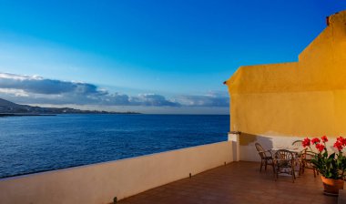 Okyanus kıyısına bakan veranda.