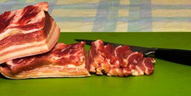 Kesilmiş et ve bıçak.