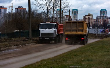 Şehirdeki inşaat alanında.