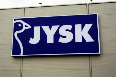 JYSK adında bir tabela.